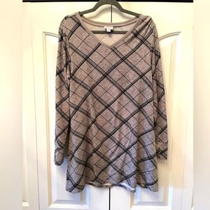 EUC Lularoe Elizabeth,SZ small, gray/black Plaid hacci